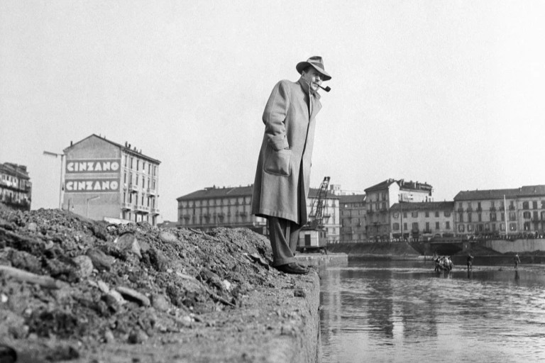 Georges Simenon. Otto viaggi di un romanziere Georges Simenon osserva la Darsena. Milano, 1957 (© Mondadori Portfolio/Mario Carrieri)